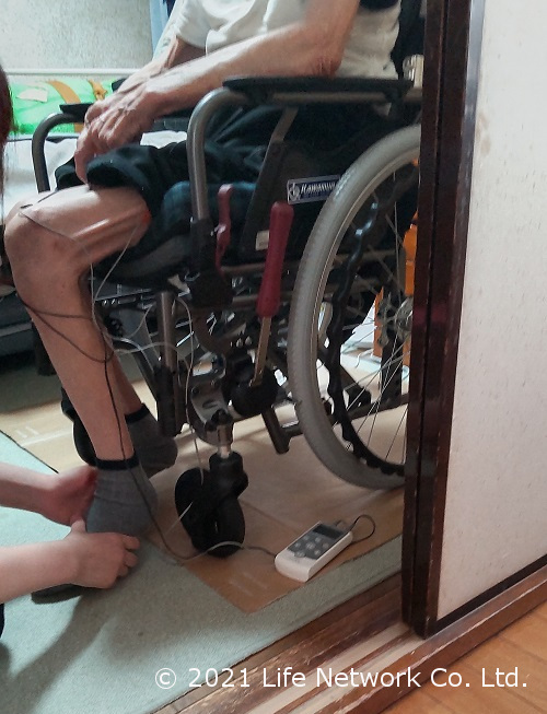 EMSを太腿前面にあてる時の状態を横から撮影