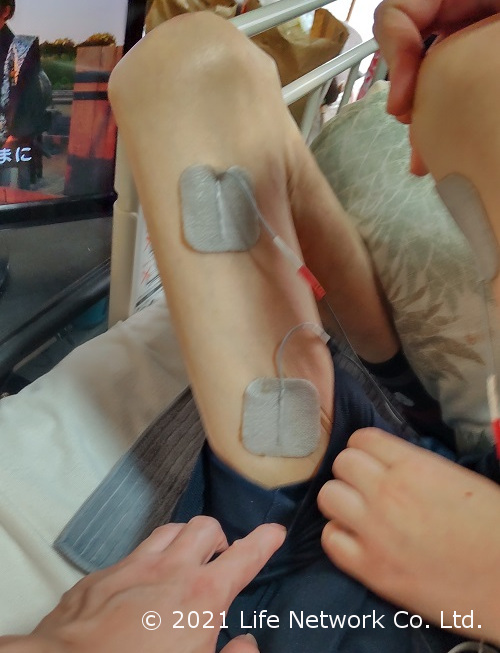 EMSを内腿にあてる