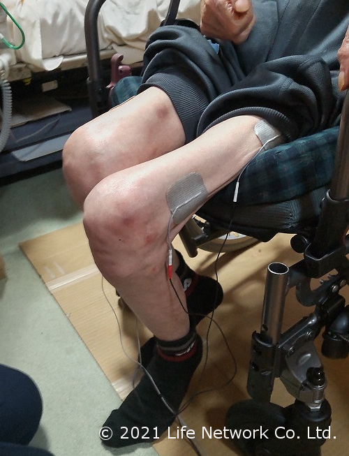 EMSを外腿（外側）にあてる