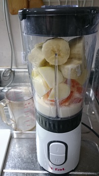 バナナ、リンゴ、ミカンをミキサーに投入
