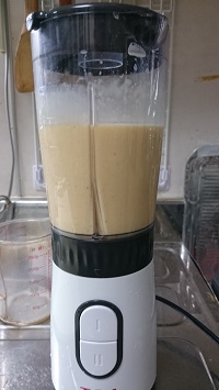 ミキサーが果物を砕いた状態