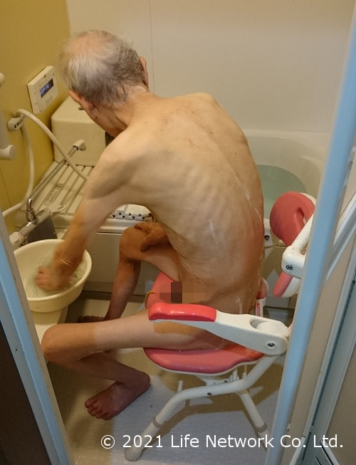 お風呂で体を洗っている父親