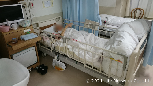 入院でベットに横たわる父親