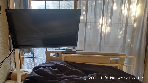 テレビモニターを頭上に配置